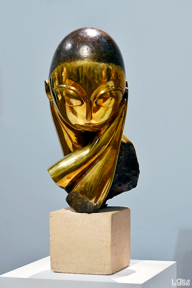 Mademoiselle Pogany I · Bronze con patina noire su base in pietra calcarea(1913)